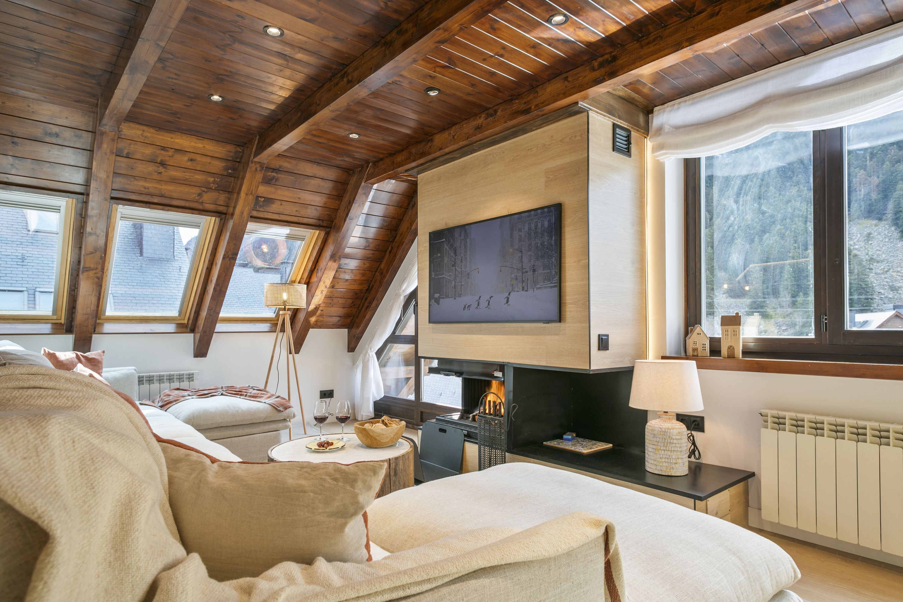 5 bedrooms, iron/ironing board, internet, bed sheets