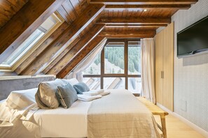 5 bedrooms, iron/ironing board, Internet, bed sheets