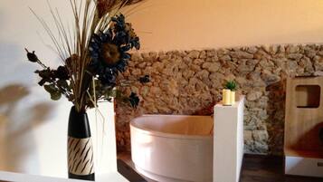 Een bubbelbad, gratis toiletartikelen, een haardroger, handdoeken