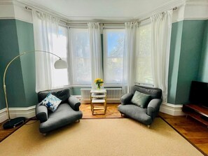 Smart TV, fireplace - Stunning family home, large garden and playroom  (London)