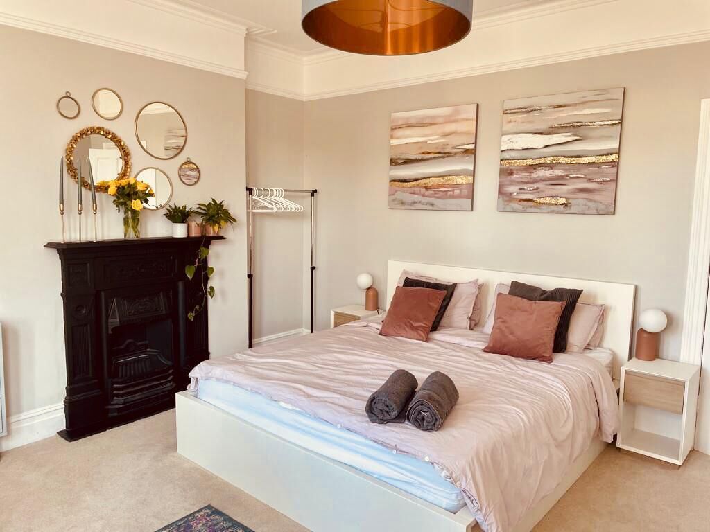 4 bedrooms, iron/ironing board, WiFi, bed sheets