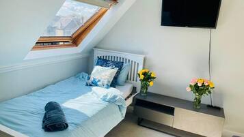 4 bedrooms, iron/ironing board, WiFi, bed sheets