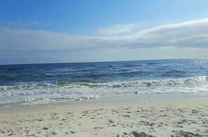 Una playa cerca, sillas reclinables de playa