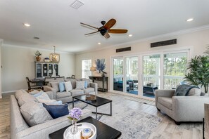 Smart TV, mesa de ping pong, libros, biblioteca de música