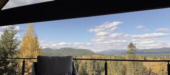 Luxury Cabin! Hot Tub with Amazing views of the valley, river and Mt. Stuart. 