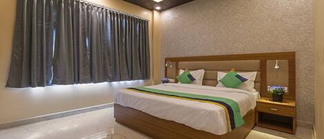 Deluxe tweepersoonskamer | Een kluis op de kamer, een bureau, geluiddichte muren