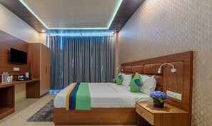 Premium Double Room, Balcony | In-room safe, desk, soundproofing, iron/ironing board