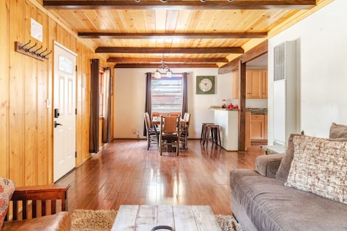 Secluded & cozy cabin retreat. Near ski slopes with hot tub. Pet-friendly.