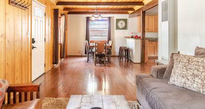 Secluded & cozy cabin retreat. Near ski slopes with hot tub. Pet-friendly.