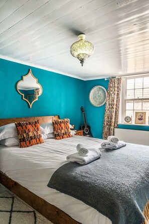 4 bedrooms, iron/ironing board, travel cot, WiFi - Old Post Office - Large house with games room +bar (Ramsgate)