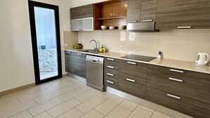 Cafetera y tetera, refrigerador, microondas y horno