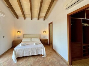 4 slaapkamers, een strijkplank/strijkijzer, reisbedje, wifi