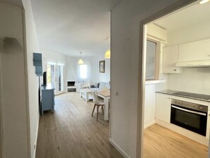 Mikroaaltouuni, uuni, liesi, kahvin-/teenkeitin