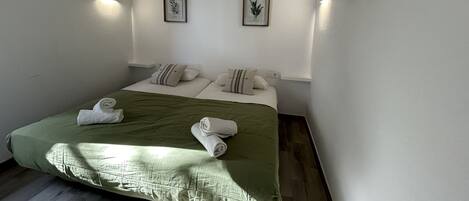 2 soverom, strykejern/-brett, reiseseng for barn og wi-fi