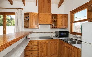 Kühlschrank, Mikrowelle, Herdplatte, Wasserkocher mit Kaffee-/Teezubehör