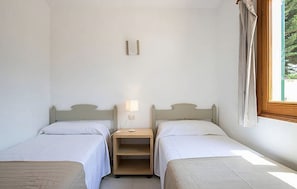 3 bedrooms, iron/ironing board, WiFi, bed sheets