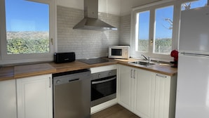 Coffee/tea maker, fridge, microwave, oven