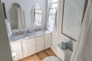 Asciugacapelli, asciugamani, sapone, shampoo