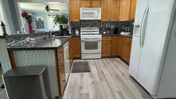 Kjøleskap, mikrobølgeovn, ovn og kokeplater