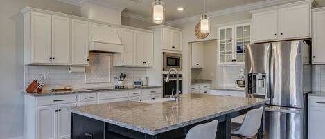 冷蔵庫、電子レンジ、オーブン、コンロ