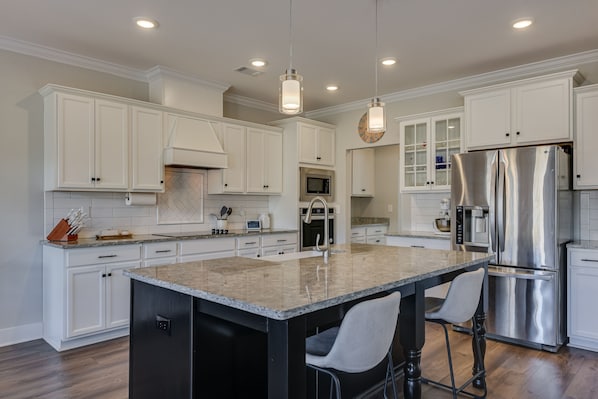 Fridge, microwave, oven, stovetop - Perfect Master's Rental (Grovetown)