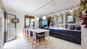 Private kitchen - Spacious villa with pool, terrace and garden 3 km from Ajaccio harbor (Ajaccio)