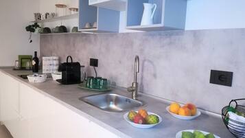 Apartamento conforto, 2 quartos, acessível, para não fumantes | Cozinha privada | Refrigerador em uma área comum, micro-ondas em uma área comum