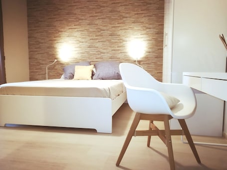Comfort Apartment, 2 Bedrooms, Accessible, Non Smoking | 2 bedrooms, free minibar items, desk, laptop workspace