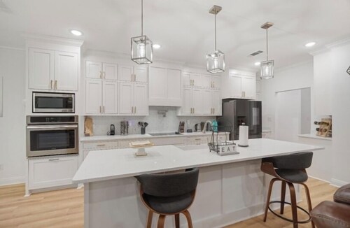 4-Bedroom Modern Luxury Haven Near Central Attractions