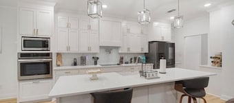 4-Bedroom Modern Luxury Haven Near Central Attractions
