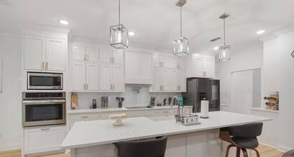 4-Bedroom Modern Luxury Haven Near Central Attractions