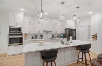 4-Bedroom Modern Luxury Haven Near Central Attractions