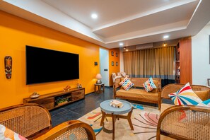 Premium Room | In-room safe, desk, soundproofing, bed sheets - Treebo Premium The Memoir, Ramdaspeth (Nagpur)