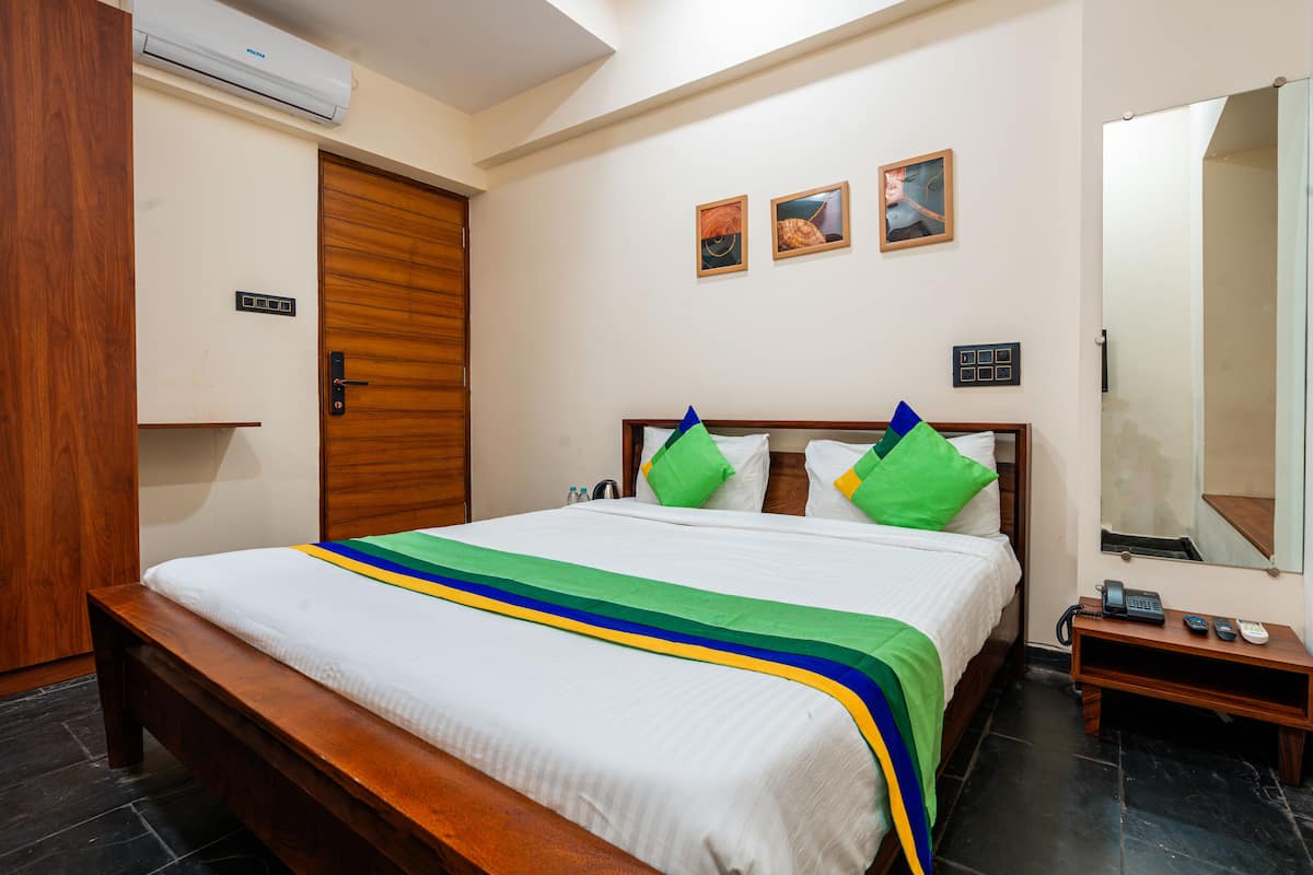 Standard Room | In-room safe, desk, soundproofing, bed sheets