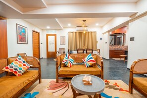 Premium Room | In-room safe, desk, soundproofing, bed sheets - Treebo Premium The Memoir, Ramdaspeth (Nagpur)