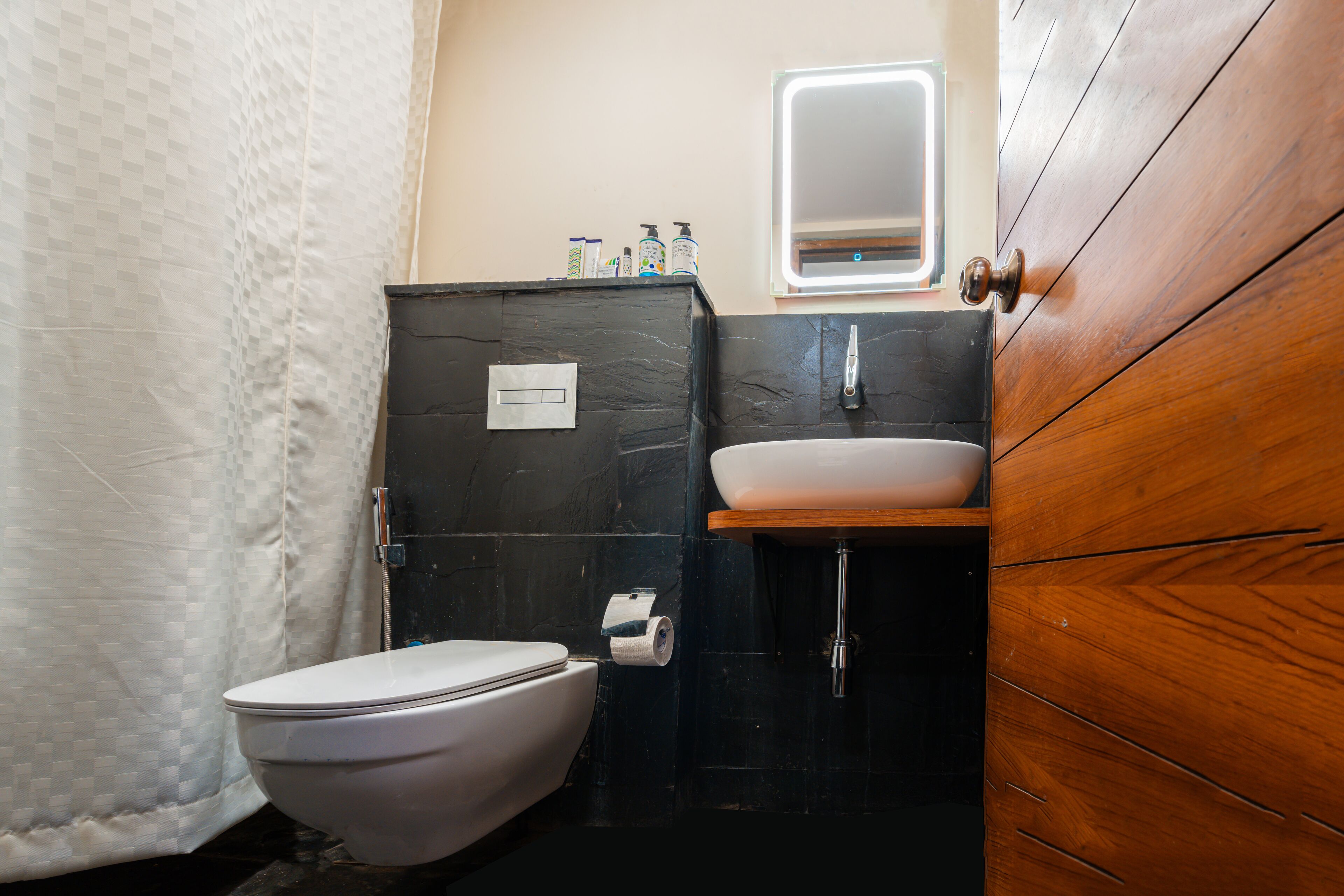 Ein kleines Badezimmer mit Toilette, Waschbecken und Schrank.