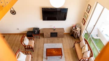 Smart TV, fireplace, books, stereo