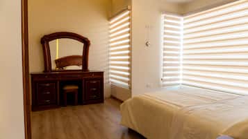 4 bedrooms, desk, iron/ironing board, travel cot