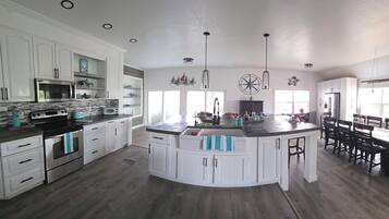 Geladeira, micro-ondas, fogão, cooktop