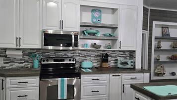 Geladeira, micro-ondas, fogão, cooktop