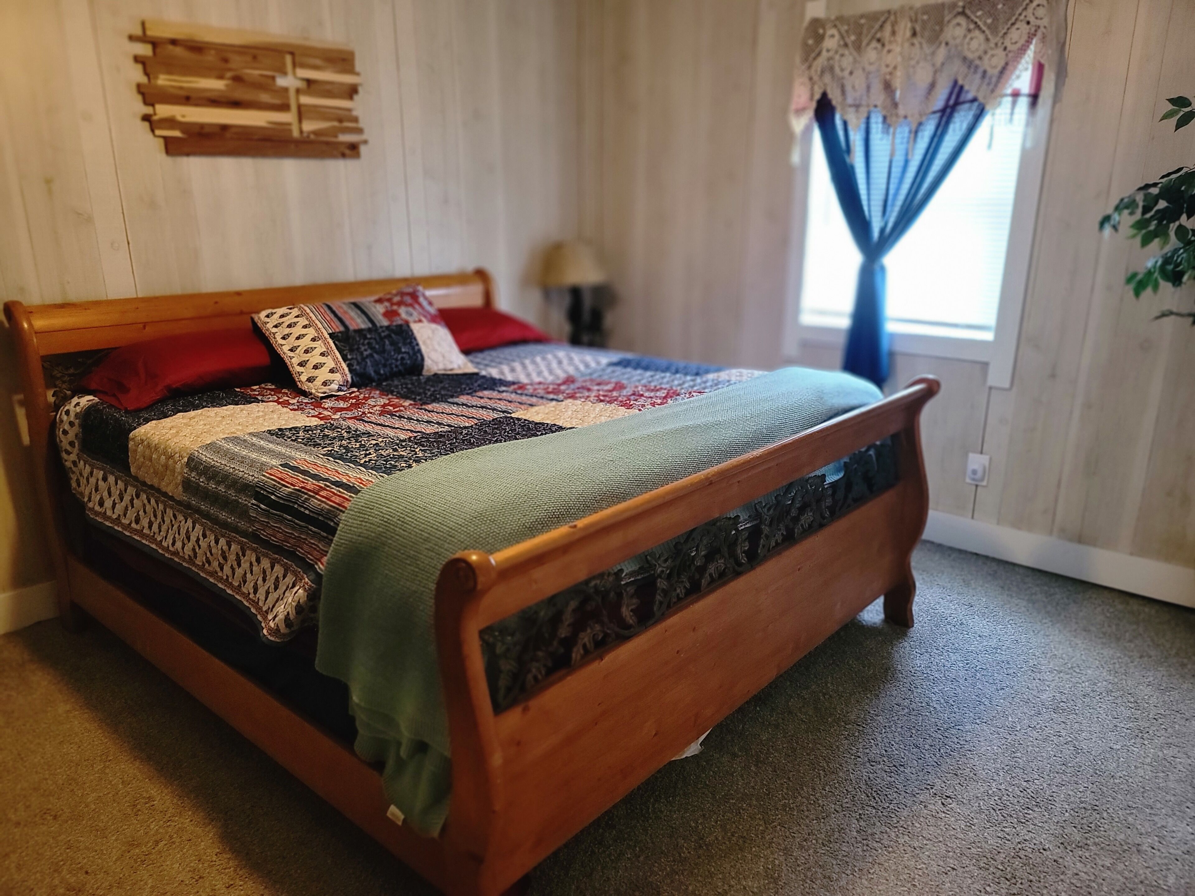 3 habitaciones, escritorio y tabla de planchar con plancha 