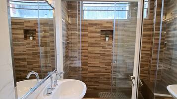 Bidet, toallas, jabón, papel higiénico