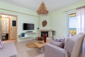 テレビ、暖炉、テーブルサッカー台