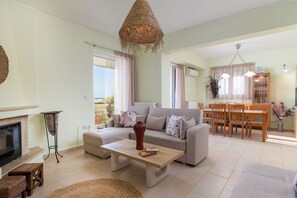 Télévision, cheminée, baby-foot