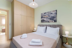 3 bedrooms, in-room safe, iron/ironing board, free WiFi