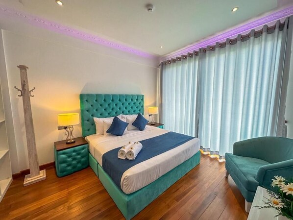 Deluxe Double Room, 1 King Bed, Jetted Tub, Lake View