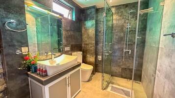 Quarto casal luxo, 1 cama King, banheira de hidromassagem, vista para o lago | Banheiro | Produtos de toalete grátis, secador de cabelo, toalhas de banho