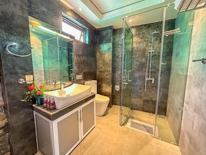 Doppia Deluxe, 1 letto king, idromassaggio, vista lago | Bagno | Set di cortesia gratuito, asciugacapelli, asciugamani, sapone