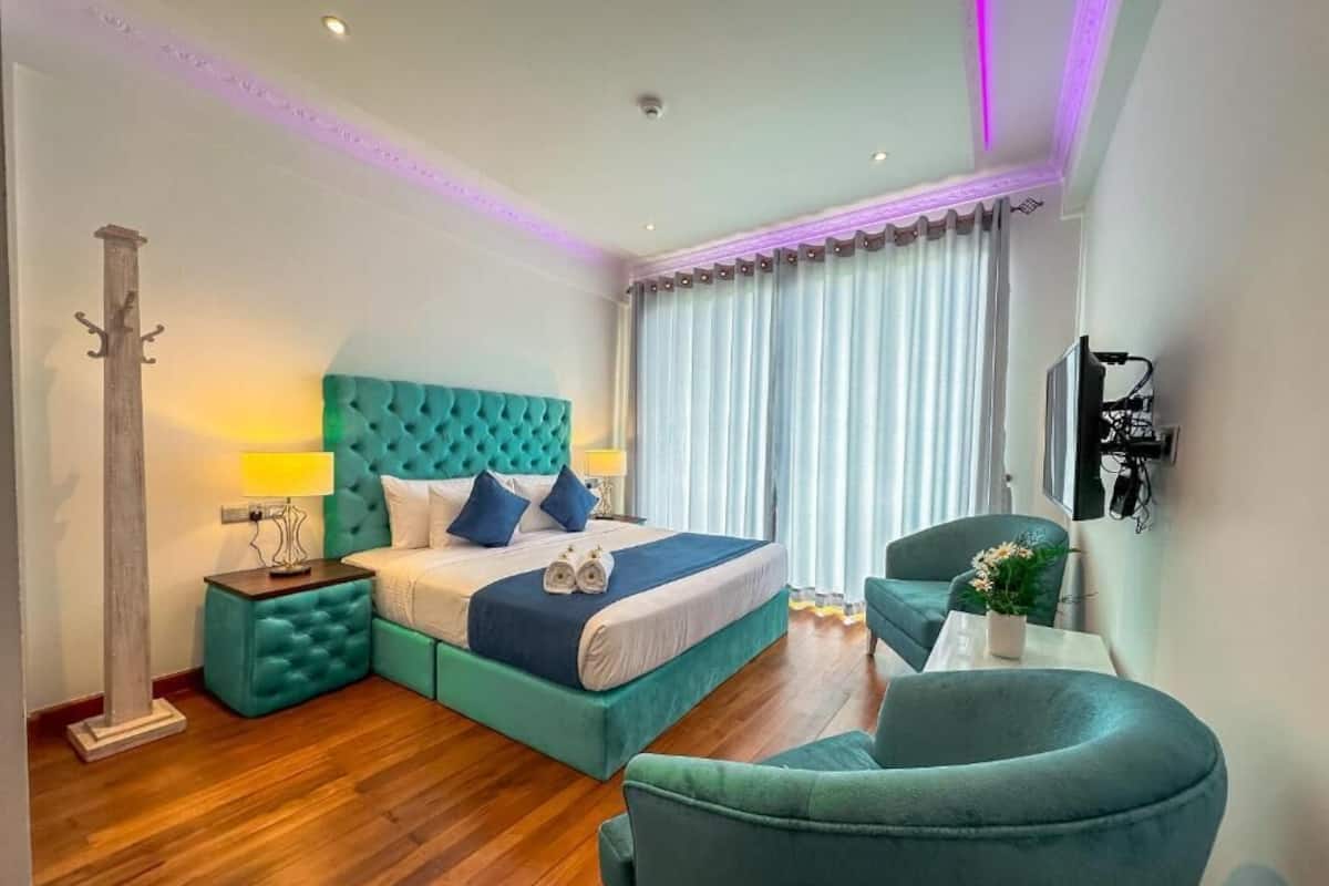 Deluxe-Doppelzimmer, 1 King-Bett, Whirlpool, Seeblick | Bettwäsche aus ägyptischer Baumwolle, hochwertige Bettwaren