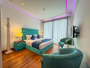 デラックス ダブルルーム キングベッド 1 台 ジェットバス レイクビュー | エジプト綿のシーツ、高級寝具、WiFi (無料)、ベッドシーツ